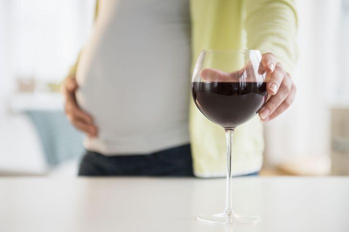  Rượu bia là đồ uống bà bầu cần tránh hoàn toàn để bảo vệ bản thân và em bé. Ảnh: Verywellfamily. 