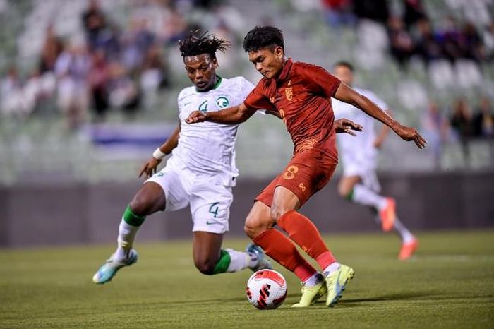 Tiền đạo Teerasak được "Madam Pang" cho phép dự SEA Games 32 mà không cần bận tâm CLB Port FC đang đua huy chương tại Thai League 1. Ảnh: Changsuek
