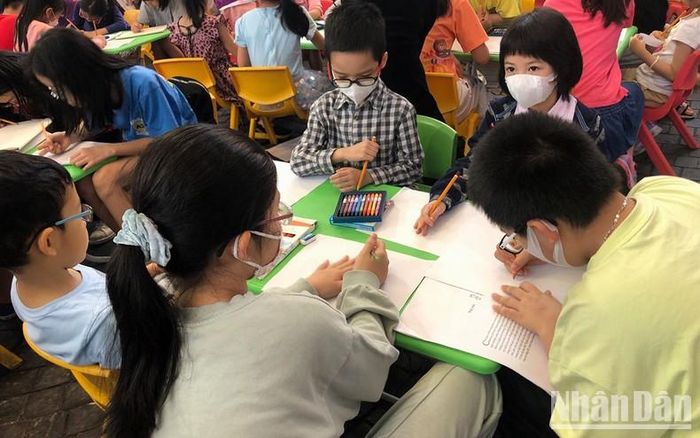Các bạn nhỏ tham gia Workshop "Đọc sách và vẽ minh họa Nhóc Nicolas”.