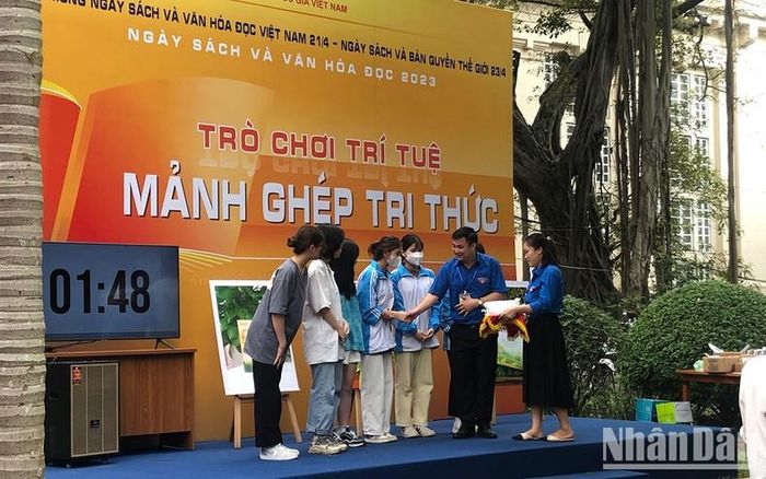 Sinh viên tham gia các hoạt động của Ngày Sách và Văn hóa đọc 2023 tại Thư viện Quốc gia.