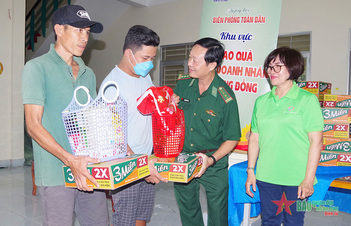 Bộ đội Biên phòng TP Hồ Chí Minh phối hợp tặng quà hộ gia đình khó khăn tại huyện Cần Giờ. Ảnh: LƯƠNG KIỂM