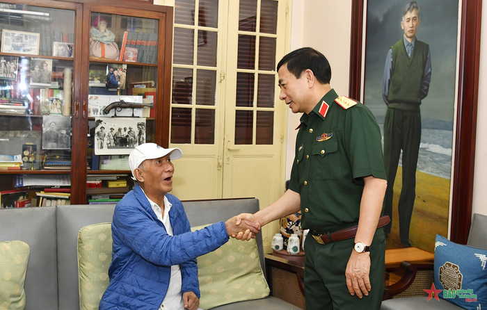 Đại tướng Phan Văn Giang dâng hương và thăm hỏi thân nhân Đại tướng Lê Trọng Tấn. 