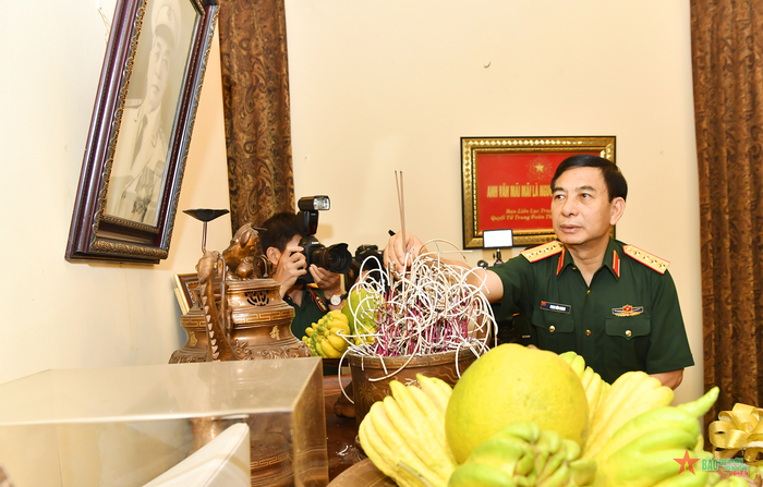  Đại tướng Phan Văn Giang dâng hương tri ân Đại tướng Võ Nguyên Giáp.