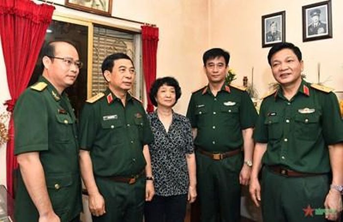  Đại tướng Phan Văn Giang và đoàn công tác tri ân tại gia đình Đại tướng Hoàng Văn Thái. 