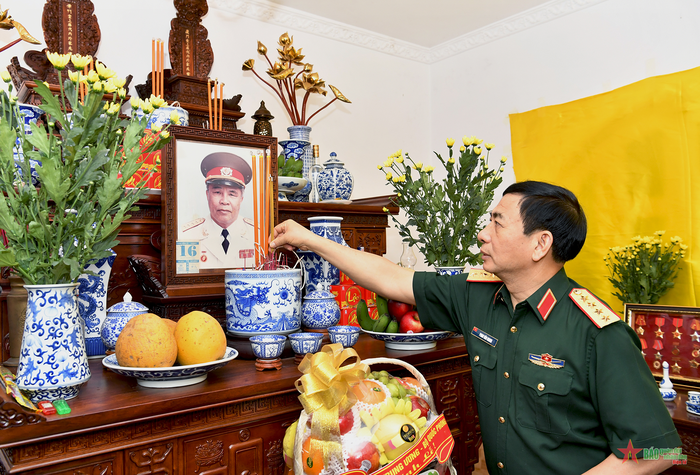  Bộ trưởng Phan Văn Giang dâng hương Đại tướng Đoàn Khuê.