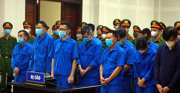 Các bị cáo nghe tòa tuyên án. Ảnh: TTXVN