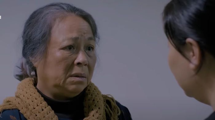 Bà Tình (NSƯT Thanh Quý) gặp vợ Nhật để xin bãi nại cho con dâu. Ảnh: CMH.