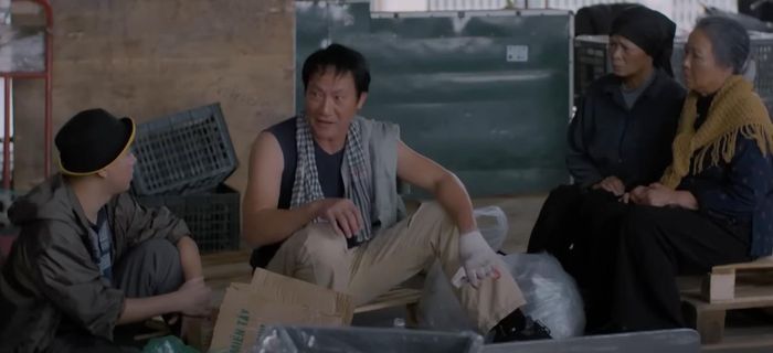 Lưu (NSƯT Hoàng Hải) phân công người trong xóm trọ đi tìm bằng chứng giúp Luyến (Thanh Hương). Ảnh: CMH.