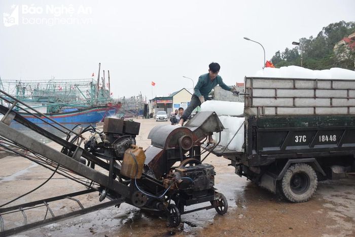 Trước khi rời cảng cá, ra khơi đánh bắt hải sản, mỗi con tàu to máy lớn trên dưới 1.000 CV phải nạp nhiều nhiên liệu và các vật tư khác để phục vụ đánh bắt dài ngày. Ảnh: Xuân Hoàng