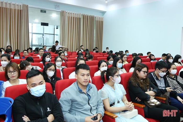 415 thi sinh tham gia vòng 1 với 2 môn thi.
