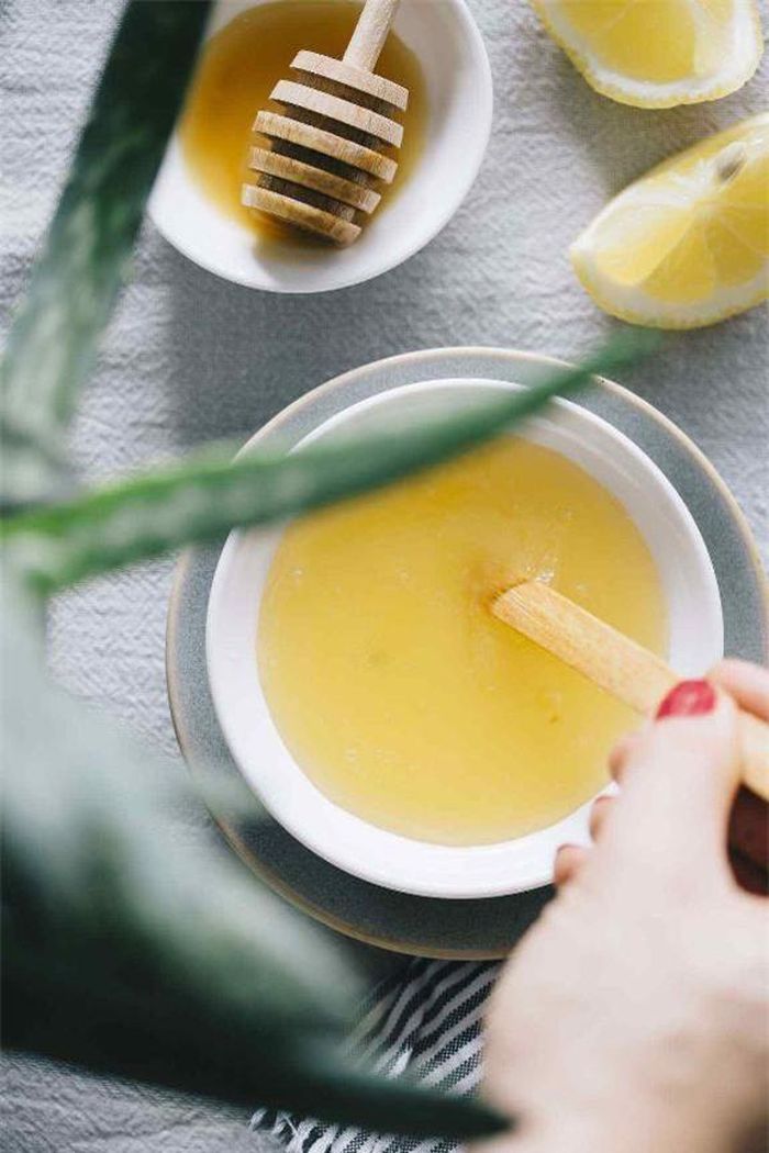 Nước cốt chanh và nha đam giúp loại bỏ dầu một cách hiệu quả đồng thời mang lại hương thơm tươi mát cho da.