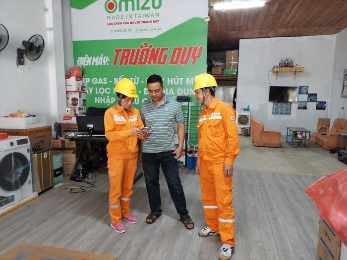 Điện lực Phong Thổ (PC Lai Châu) hướng dẫn khách hàng cài App chăm sóc khách hàng