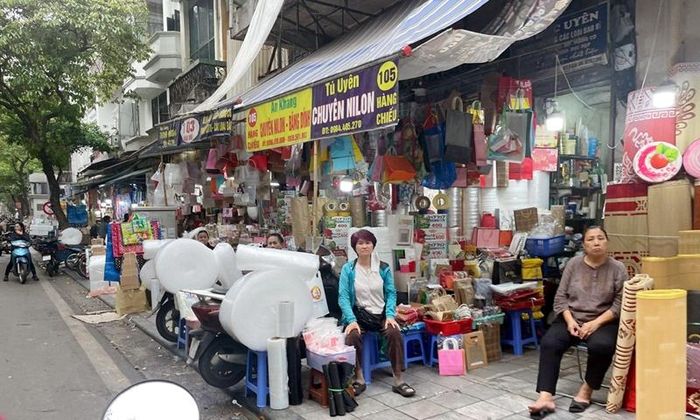 Vỉa hè được tận dụng triệt để cho việc buôn bán.
