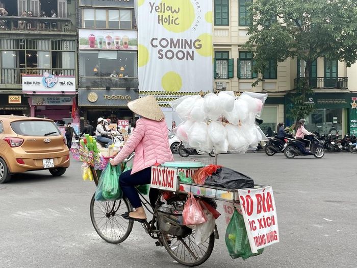 Nhiều hình thức kinh doanh vi phạm, lấn chiếm vỉa hè gây khó khăn cho lực lượng chức năng.