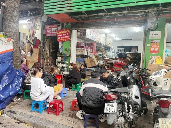 Giành lại vỉa hè cho người đi bộ tuy không mới nhưng luôn là vấn đề nóng tại các đô thị lớn.