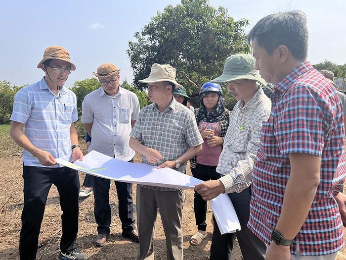 Lãnh đạo UBND TP.Bà Rịa kiểm tra thực tế việc giải phóng mặt bằng thuộc dự án cao tốc Biên Hòa-Vũng Tàu. Ảnh: Trúc Giang.