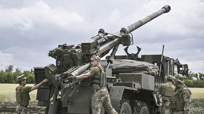 Binh sĩ Ukraine sử dụng pháo Caesar do Pháp viện trợ ở chiến trường Donbass.