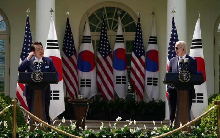  Tổng thống Joe Biden (phải) và người đồng cấp Hàn Quốc Yoon Suk Yeol trong buổi họp báo tại Nhà Trắng ngày 26/4. Ảnh: Reuters. 
