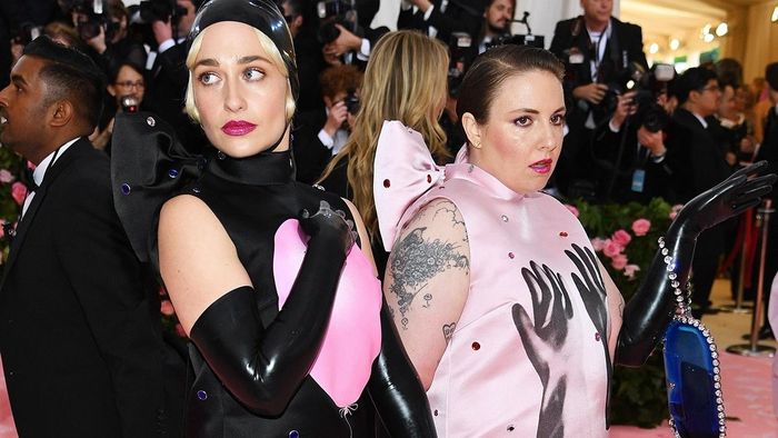  Sự khó hiểu còn được nhìn thấy ở đôi bạn thân Lena Dunham và Jemima Kirke, trong trang phục của cùng nhà thiết kế Christopher Kane. Hai bộ váy chữ A nạm đá, đính nơ và kèm theo đôi găng tay cao su, càng thêm đáng chú ý khi được in lên dòng chữ "Looner" và "Rubberist". Xuất hiện ngắn ngủi trước ống kính nhưng hình ảnh của họ khuấy động mạng xã hội ngay sau đó. Ảnh: Standard. 