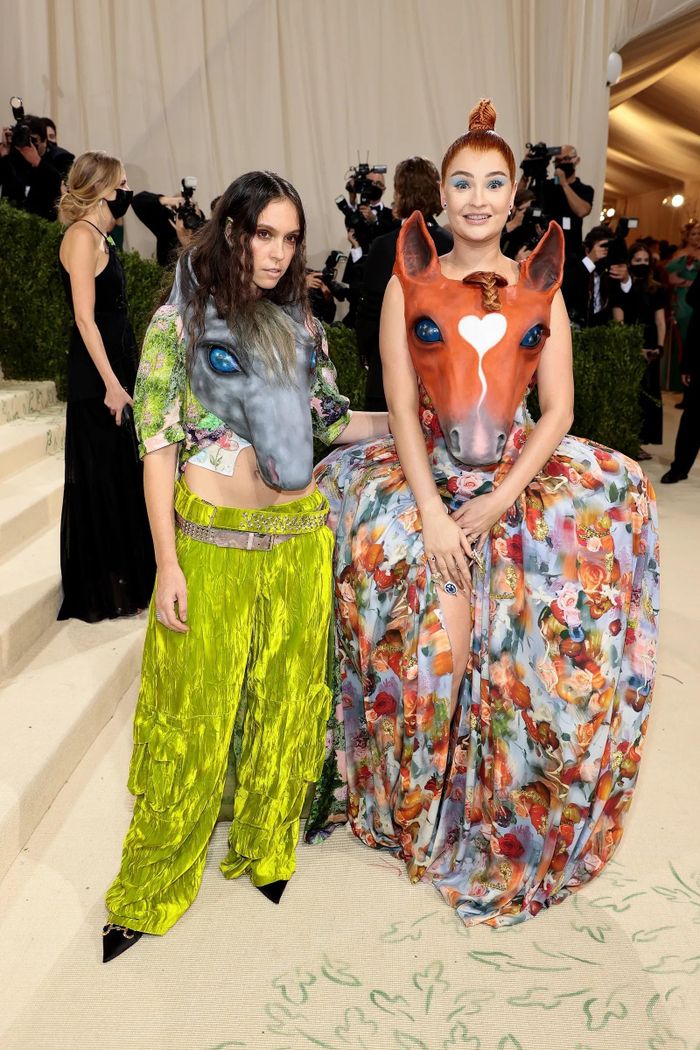 Kim Petras được cho là nhầm Met Gala với Halloween khi diện váy đính đầu ngựa. Màn mix-match phụ kiện với trang phục in hoa không tạo nên tổng thể hài hòa, vừa mắt. Trả lời phỏng vấn, giọng ca Unholy cho biết nhà thiết kế Hillary Taymour giúp cô hoàn thành mẫu váy trong 2 tuần, riêng phần đầu ngựa tốn 4 ngày chuẩn bị. Ảnh: Vogue.