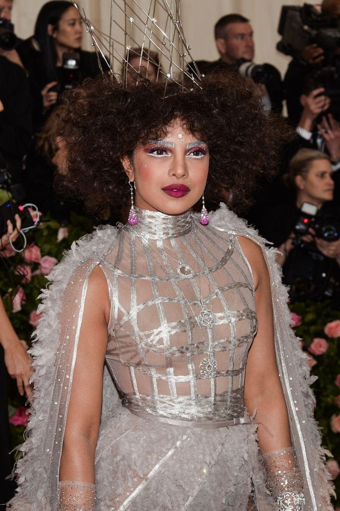 Met Gala 2019 chứng kiến số lượng sao mặc xấu nhiều kỷ lục. Hoa hậu kiêm diễn viên Priyanka Chopra bị gọi tên đầu tiên. Cô tự biến mình từ nữ thần thành hình tượng ác nhân chỉ bằng màu son tím bầm khó hiểu. Nhìn chung, hình ảnh của vợ Nick Jonas trông lạc quẻ và diêm dúa. Ảnh: Vogue. 