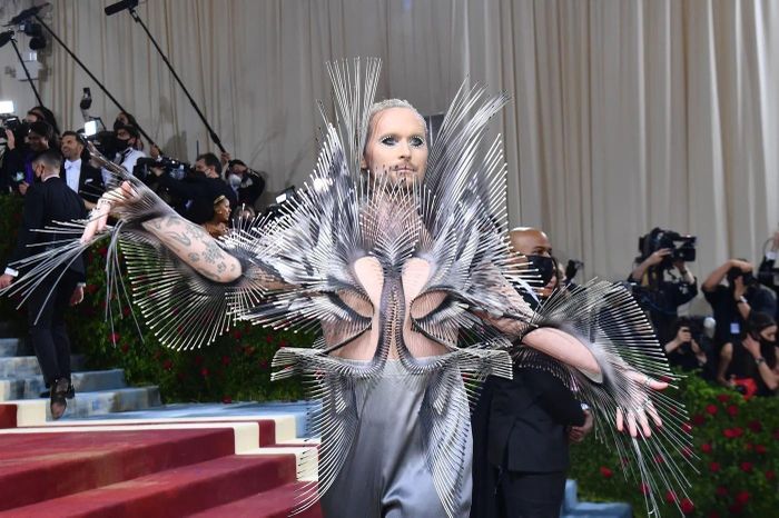  Met Gala năm ngoái có chủ đề "Gilded Glamour" (tạm dịch: Hào quang mạ vàng) - tôn vinh vẻ đẹp của sự hào nhoáng, xa xỉ và hưng thịnh của nền thời trang Mỹ, nhưng Fredrik Robertsson lại xuất hiện với vẻ ngoài như sinh vật biển. Chẳng những lạc đề trong trang phục thảm họa, ngôi sao người Thụy Điển còn bị nhầm là Jared Leto. Ảnh: Vulture. 