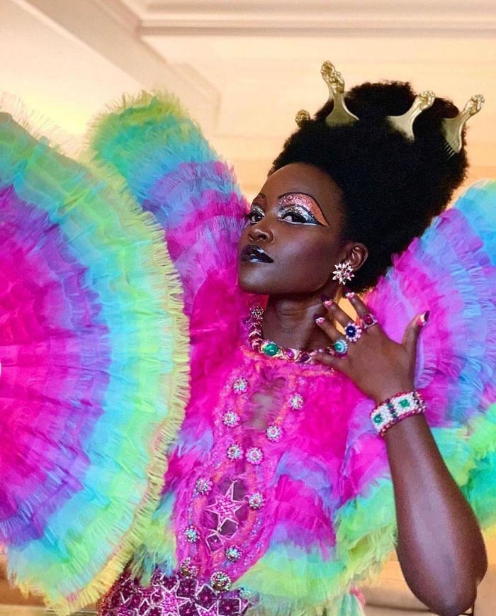 Lupita Nyong'o nổi tiếng với tư duy sáng tạo, không ngừng làm mới phong cách. Nhưng đôi khi, minh tinh quá lạm dụng chi tiết dẫn đến tác dụng ngược. Điển hình là tổng thể diện mạo năm 2019 khiến Nyong'o bị chê lòe loẹt và diêm dúa một cách không cần thiết. Ảnh: Vogue. 