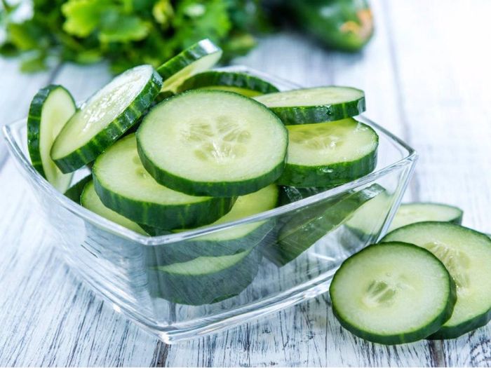  Để tối đa hóa hàm lượng chất dinh dưỡng, dưa chuột nên được ăn khi chưa gọt vỏ. Gọt vỏ sẽ làm giảm lượng chất xơ cũng như một số vitamin và khoáng chất. Ảnh: Shutterstock. 