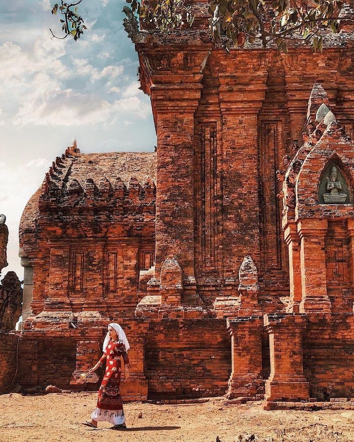  Du khách có thể thuê trang phục truyền thông của người Chăm để chụp ảnh tại di tích này. Ảnh: @lehatruc. 