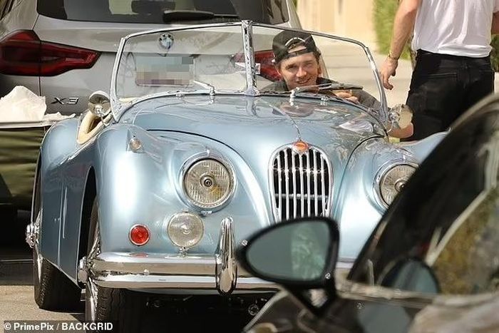  Theo SCMP, đây là quà cưới vợ chồng David Beckham tặng con trai và con dâu vào năm ngoái. Xe trị giá 500.000 USD, được 120 nhân công của công ty Luna hoàn thành trong hàng nghìn giờ. Ông David Lorenz - CEO của Lunaz - kể cựu danh thủ Anh đã yêu cầu sơn xe màu xanh nhạt và giữ kín thông tin về món quà cưới cho con trai đến phút cuối. Ảnh: BackGrid. 