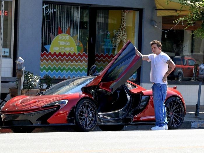 Năm ngoái, Brooklyn di chuyển bằng chiếc McLaren 765LT, giá bán lẻ 300.000 bảng Anh (tương đương 375.000 USD) - theo OK Magazine. Sự xuất hiện của anh bên siêu xe khuấy động mạng xã hội. Nhiều bình luận khen mẫu xe thời thượng nhưng cảm thấy phát ngán với cách Brooklyn khoe mẽ tài sản. Ảnh: OK Magazine. 