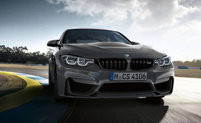  Con trai Beckham từng được bắt gặp lái chiếc BMW M3 quanh Los Angeles, California. Mẫu xe này có thể tăng tốc 0-100km/h trong 4 giây và đạt tốc độ tối đa 250km/h. Trong cuộc phỏng vấn với GQ, Brooklyn nói anh đặc biệt yêu thích các dòng xe cổ điển. "Tôi chưa bao giờ thoải mái khi lái bất cứ xe nào ngoài chiếc BMW", quý tử chia sẻ. Ảnh: @bmw. 