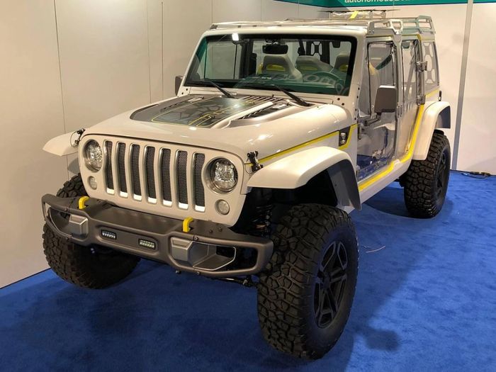  Năm 2016, Brooklyn lái chiếc Jeep Wrangler Safari. Thời điểm đó anh đang hẹn hò diễn viên Chloe Grace Moretz. Cả hai thường xuyên được nhìn thấy ngồi trong con xe này trên đường đến nhà của gia đình Beckham. Theo SCMP, giá của nó khoảng 46.000 USD. Ảnh: @nickdelise_cj7. 