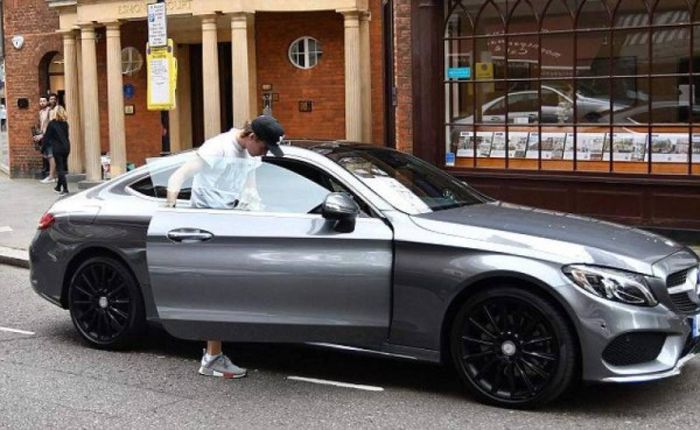  Mẫu xe Mercedes C-Class là bạn đồng hành của Brooklyn trên đường phố London (Anh) cách đây nhiều năm. Nó có giá khoảng 49.000 USD. Quý tử từng bị phạt đến 4 lần vì đậu xe sang ở khu Hampstead. Ảnh: GiveMeSport. 