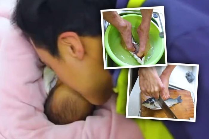  Người đàn ông chuẩn bị cá cho bữa tối bằng ngón chân. Ảnh: Weibo. 