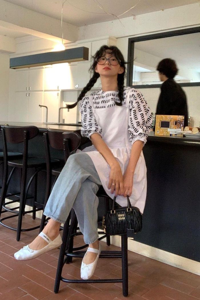  Giày bệt phong cách ballet thích hợp phối cùng quần ống rộng. Ảnh minh họa: @feve__r. 