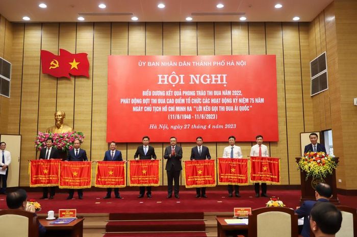 Chủ tịch UBND TP Hà Nội Trần Sỹ Thanh trao Cờ Thi đua của Chính phủ cho các đơn vị. Ảnh: Khánh Huy. 