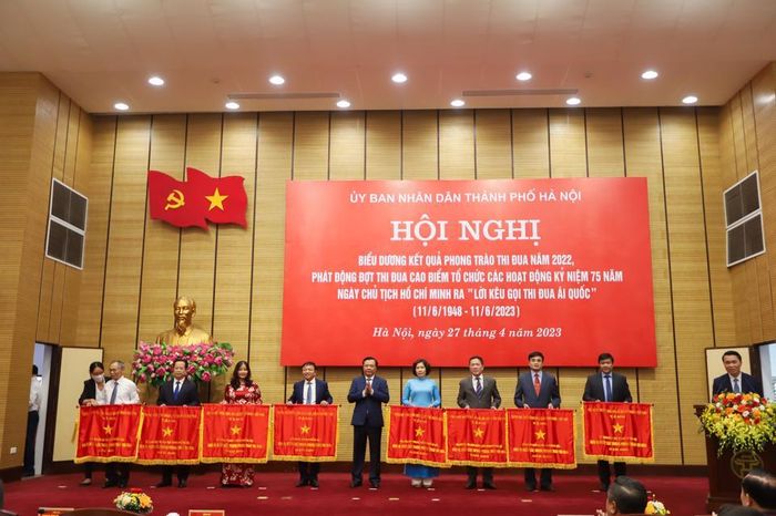 Bí thư Thành ủy Đinh Tiến Dũng trao Cờ Thi đua của Chính phủ cho các đơn vị. Ảnh: Khánh Huy.