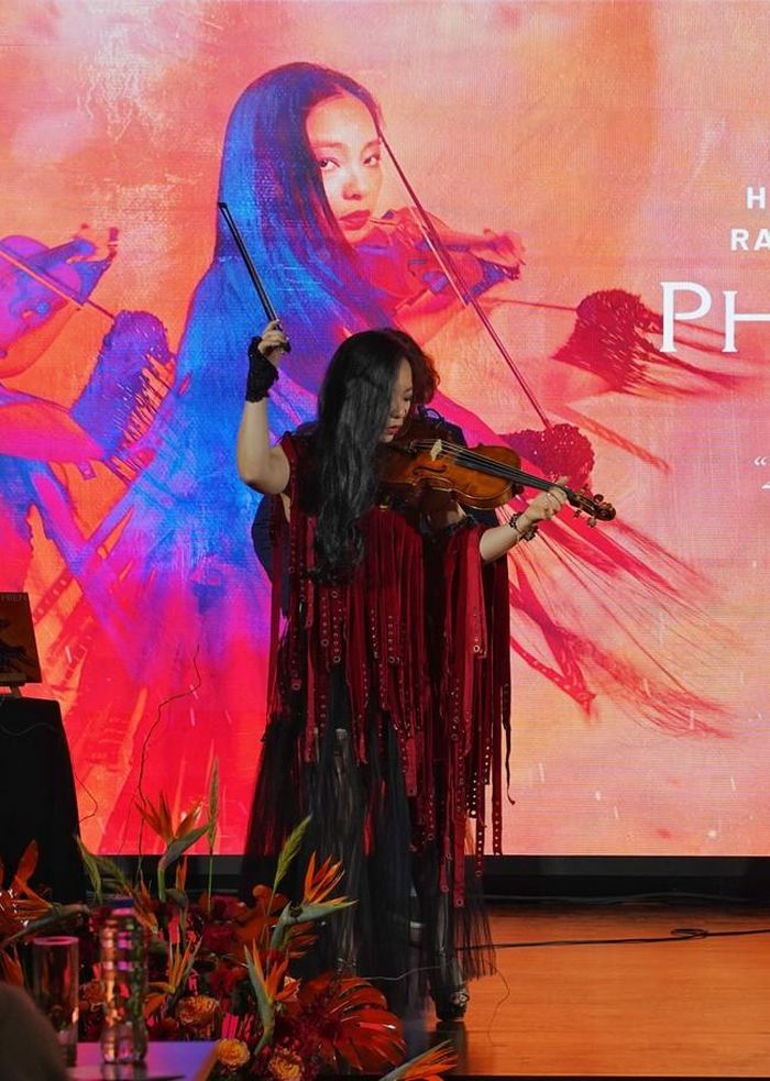 Violinist Trịnh Minh Hiền trình diễn trong buổi giới thiệu album Phượng Linh (ảnh:Đỗ Quang Cường)