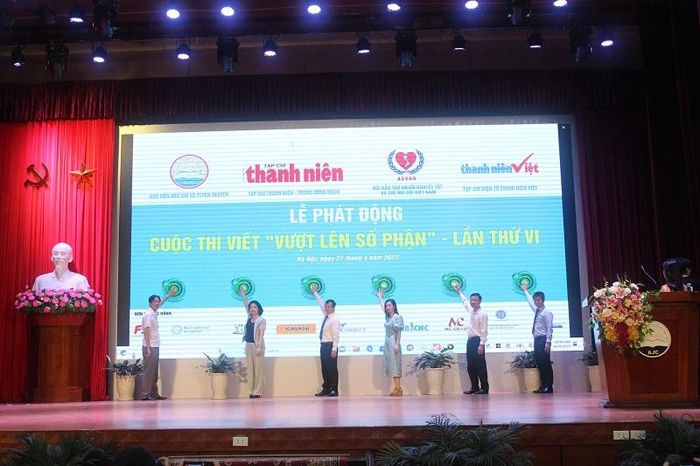 Thực hiện nghi thức bấm nút phát động cuộc thi