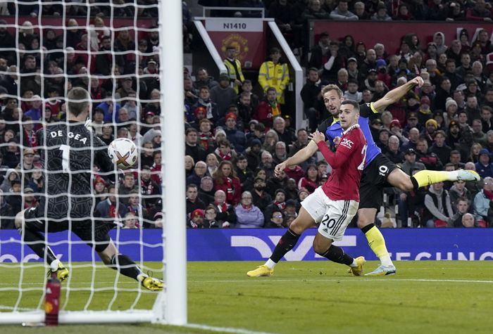 Harry Kane có 5 bàn trong 18 trận gặp MU