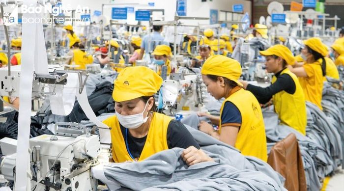 Công nhân của Nhà máy may An Hưng đang tích cực làm việc. Ảnh: Văn Trường