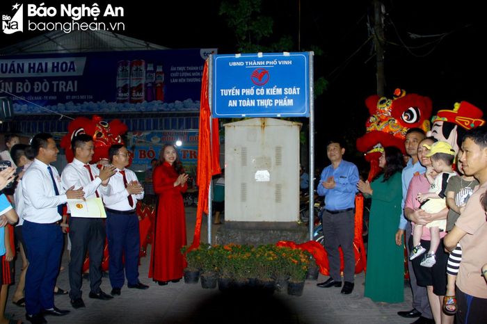 Phố ẩm thực đêm là tuyến phố được chứng nhận kiểm soát an toàn thực phẩm. Ảnh: Q.A