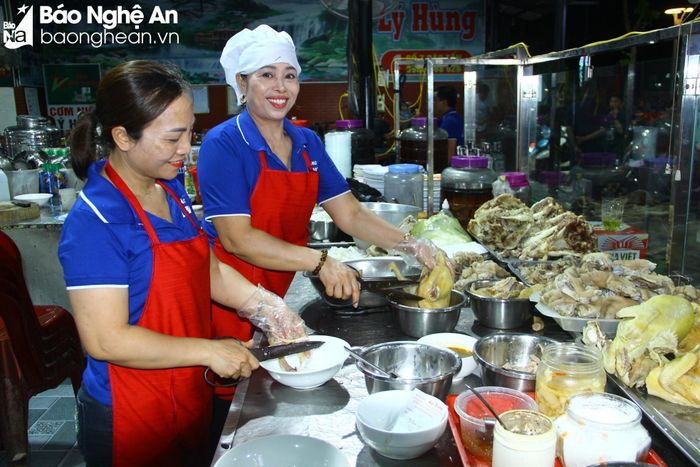 Các cửa hàng tại phố ẩm thực đêm bắt buộc phải thực hiện nghiêm vấn đề an toàn vệ sinh thực phẩm. Ảnh: Q.A