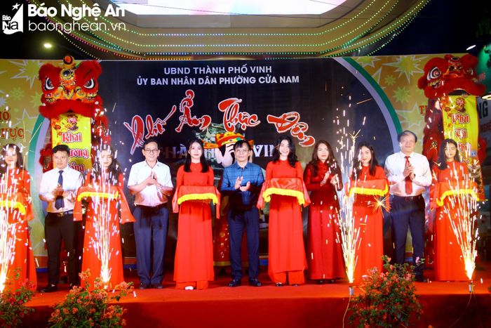Lãnh đạo thành phố cắt băng ra mắt Phố ẩm thực đêm thành cổ Vinh. Ảnh: Q.A