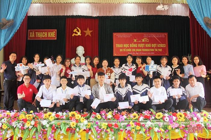 Đại diện các đơn vị trao học bổng cho học sinh, sinh viên.