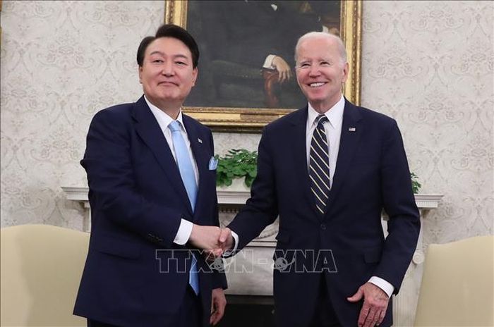 Tổng thống Mỹ Joe Biden (phải) trong cuộc hội đàm với người đồng cấp Hàn Quốc Yoon Suk Yeol tại Washington DC., ngày 26/4/2023. Ảnh: YONHAP/TTXVN