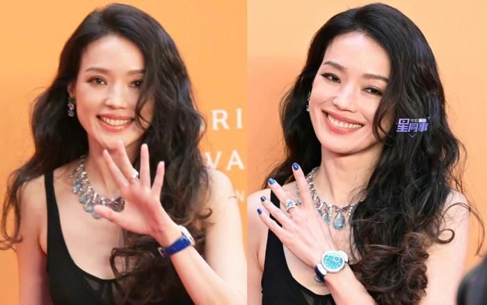 Tại sự kiện này, Thư Kỳ một lần nữa khẳng định đẳng cấp nhan sắc ít ai bì được. Ở độ tuổi U50, cô vẫn rất tỏa sáng và tràn đầy năng lượng. Dù không makeup đậm, tút tát nước da trắng muốt như đàn em nhưng Thư Kỳ vẫn nhận về đông đảo lời khen với vẻ đẹp dịu dàng và sâu sắc bên layout mắt khói - son nude và mái tóc xoăn quen thuộc. Phần đông netizen cho rằng cô hoàn toàn lấn át các gương mặt còn lại trong sự kiện về mặt nhan sắc