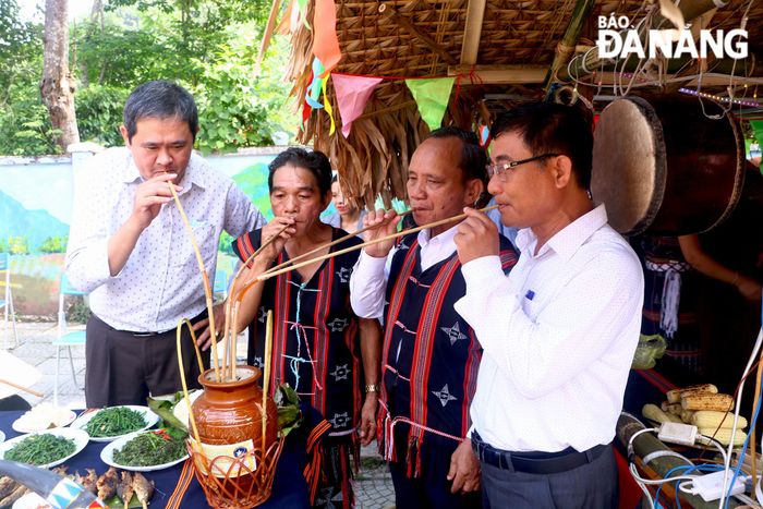 Trong không gian lễ hội, người dân, du khách sẽ được thưởng thức những đặc sản (Trong ảnh: uống rượu cần) của đồng bào Cơ tu.