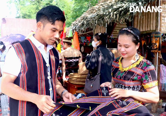 Sản phẩm dệt thổ cẩm của người Cơ tu được giới thiệu tại sự kiện.